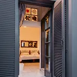 Toula 3* Fira (Santorini)
