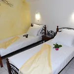 Toula 3* Fira (Santorini)