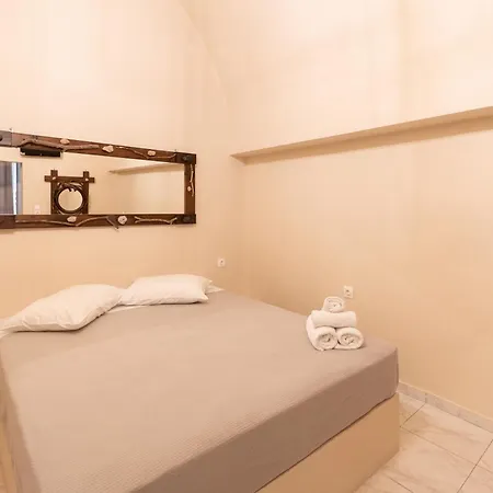 Toula 2* Fira (Santorini)