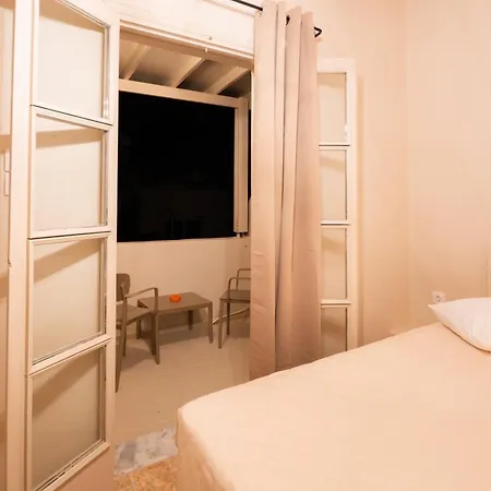 Toula 3* Fira (Santorini)