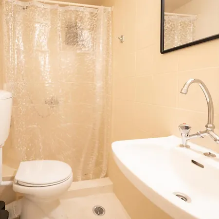 Toula 3* Fira (Santorini)