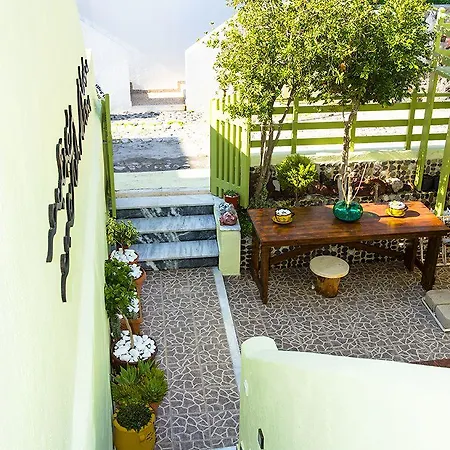 Toula 3* Fira (Santorini)