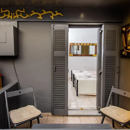 Toula 3* Fira (Santorini)