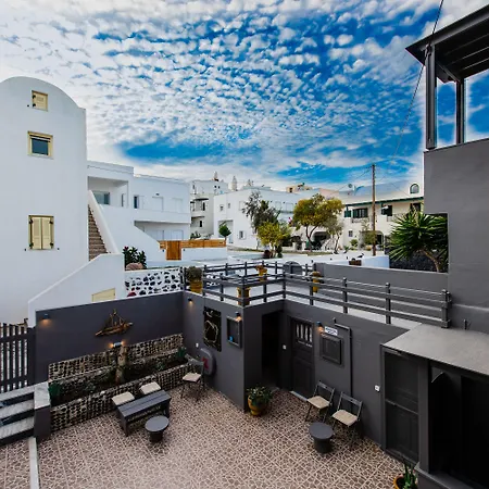 Toula 3* Fira (Santorini)