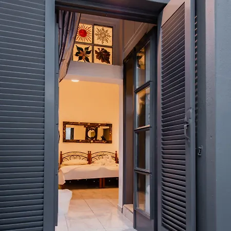 Toula 3* Fira (Santorini)