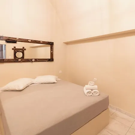 Toula 3* Fira (Santorini)