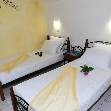 Toula 3* Fira (Santorini)