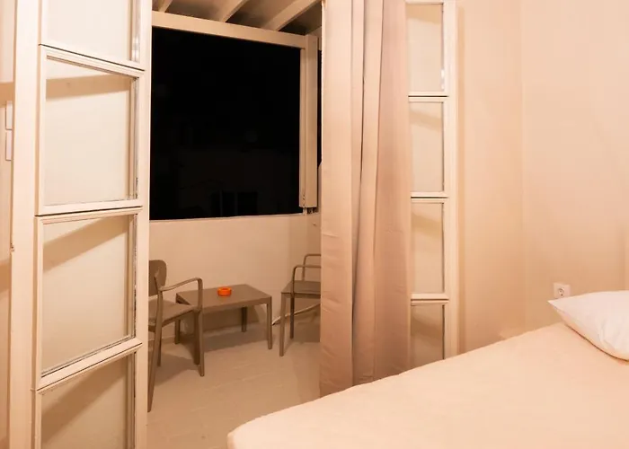 Toula 3* Fira (Santorini)