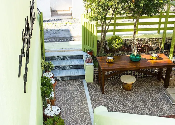 Toula 3* Fira (Santorini)