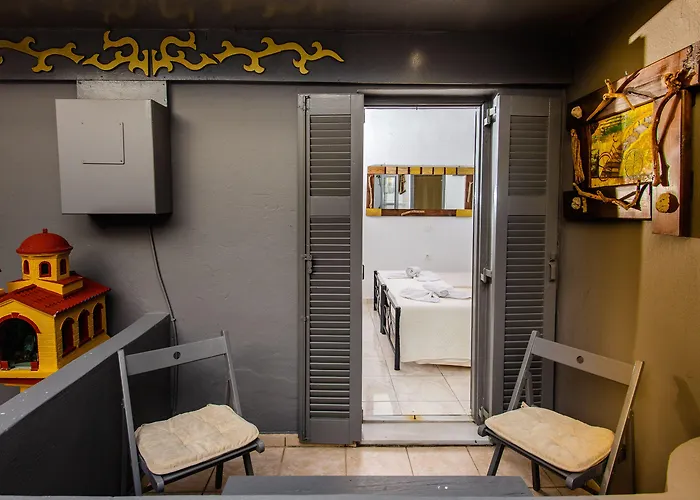 Toula 3* Fira (Santorini)