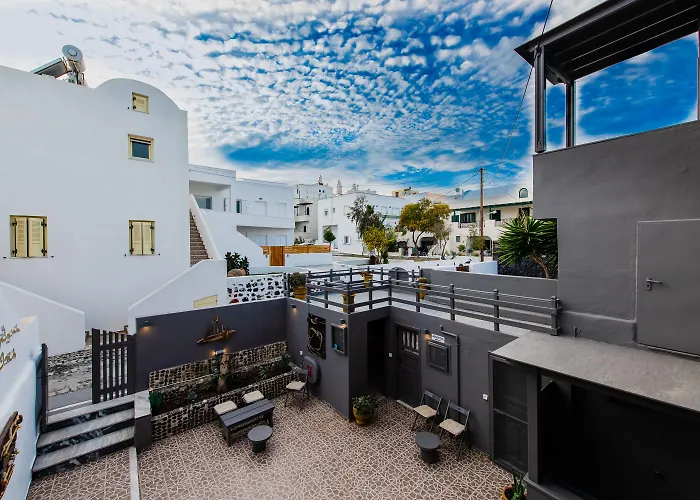 Toula 3* Fira (Santorini)