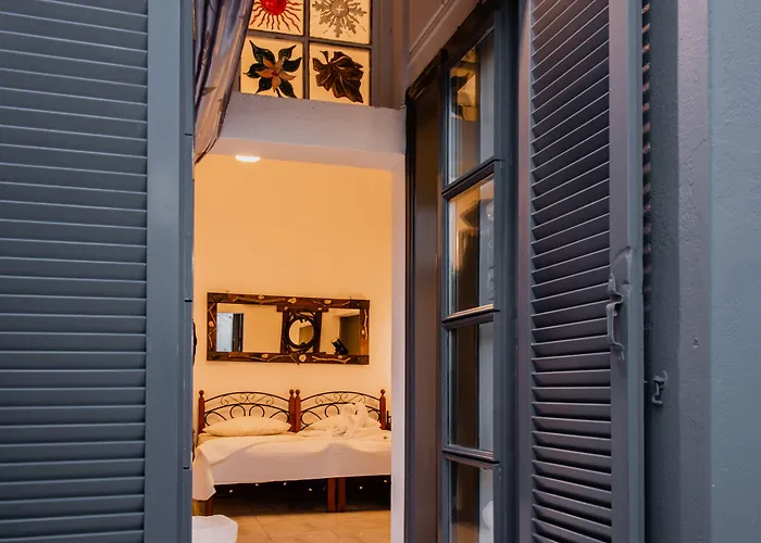 Toula 3* Fira (Santorini)