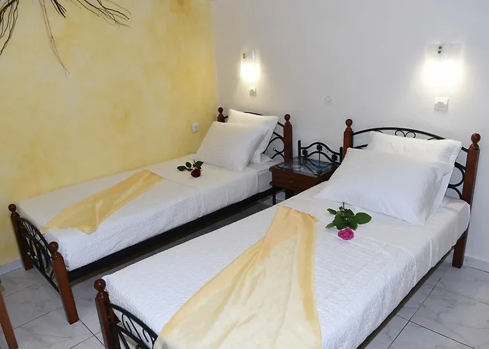 Toula 3* Fira (Santorini)