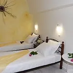 Toula Aparthotel 3*